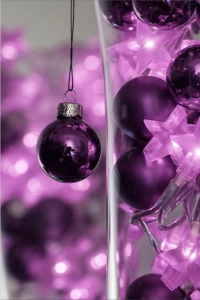 Weihnachtskugeln in lila | © Anne-Barbara Bernhard